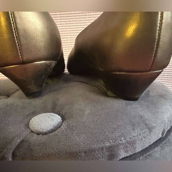 Gold and Platinum Kitten Heel Dress Shoe with Kitten Heel - Picture 3 of 4
